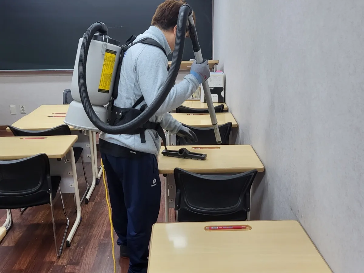 용인시 수지구 신봉동 학교 현관·중앙홀 바닥 위생청소 사례 - 행진크린