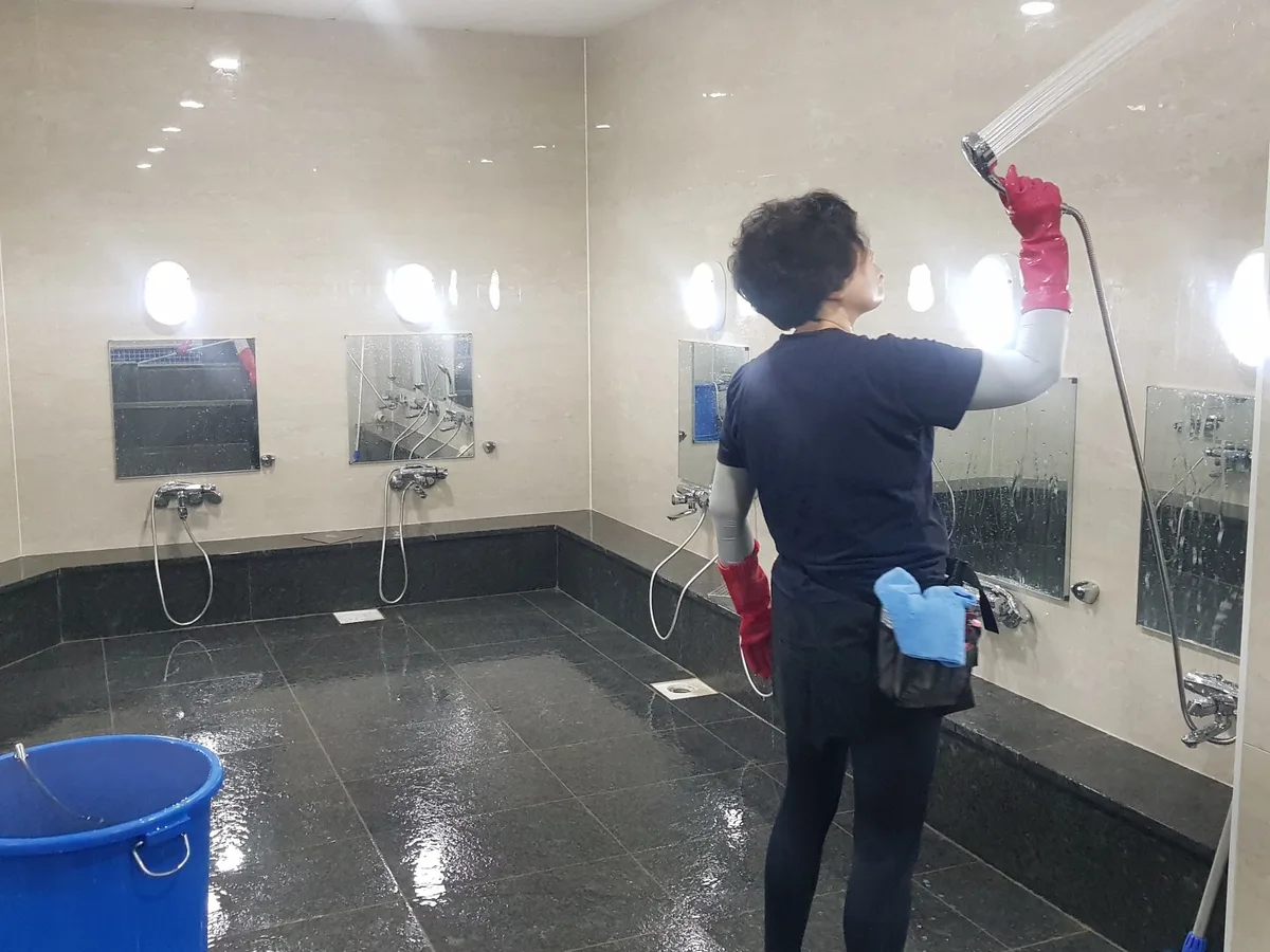 용인시 처인구 양지읍 목욕탕 탈의실·파우더룸 바닥 위생청소 사례 - 행진크린