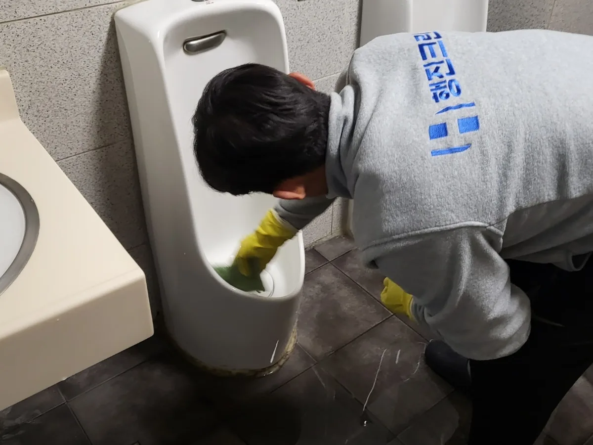 하남시 덕풍동 사무실 샤워부스 장비 주변 정밀 위생청소 사례 - 행진크린
